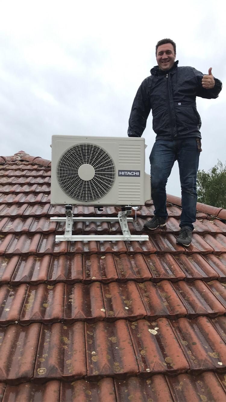 Mathieu Maurin, fondateur Easy Calo, sur un chantier d'installation de pompe à chaleur à Villieu-Loyes-Mollon